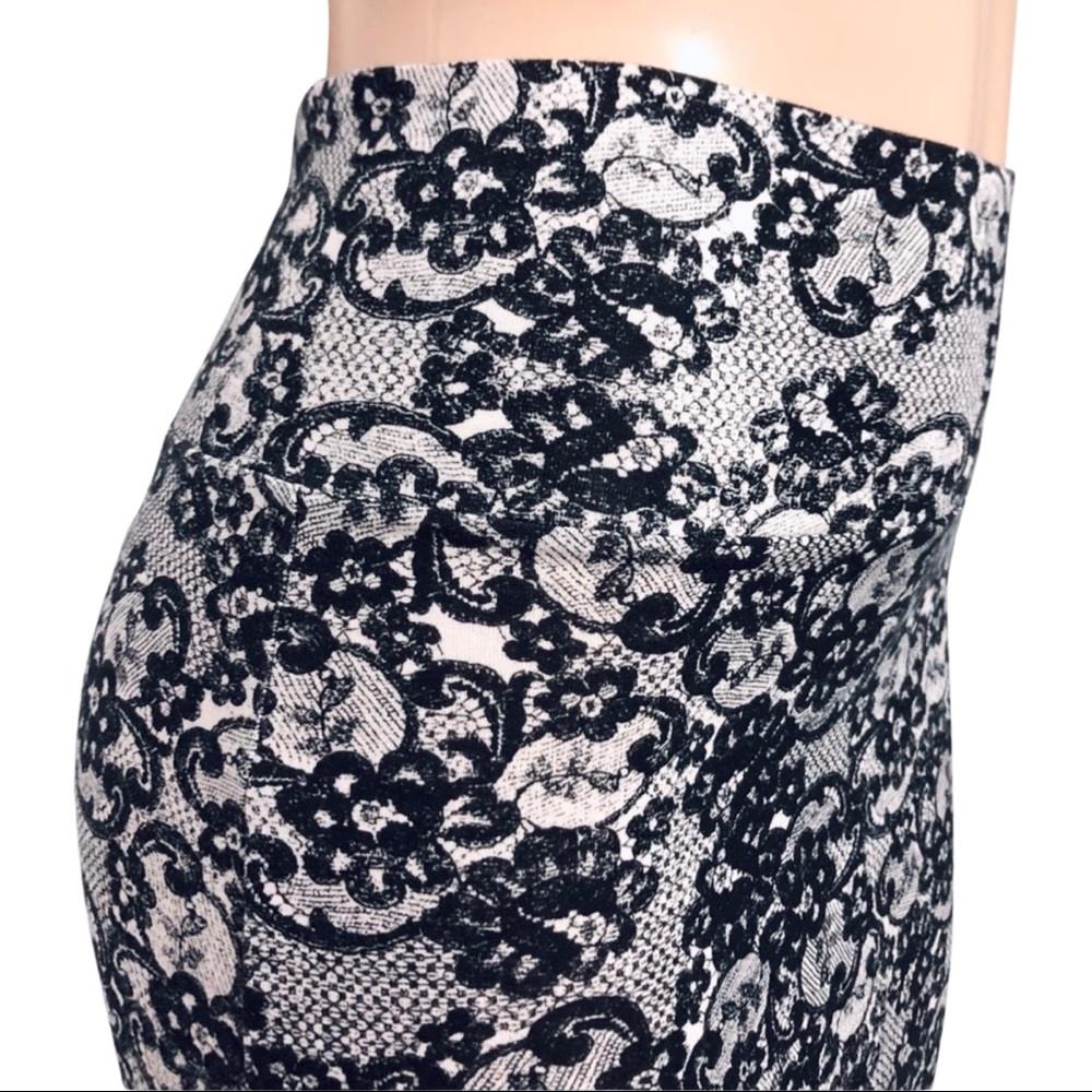 🦋Charlotte Russe S Black Floral Mini Skirt🦋 - Picture 7 of 8